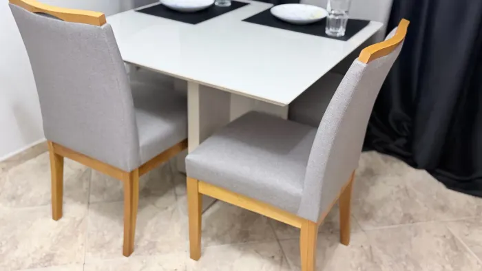 Conjunto de mesa de madeira com tampo de vidro