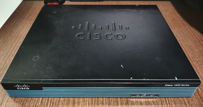 Roteador empresarial Cisco 1900 portas 10/100/1000 + Placa serial + Placa Switch 4 portas
