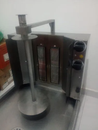 Máquina de churrasco grego.