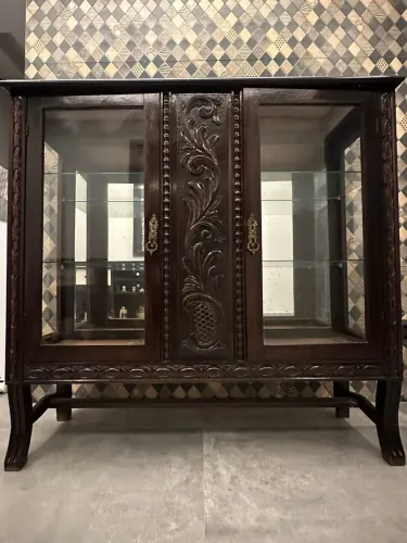 Cristaleira antiga em madeira com detalhes belíssimos 