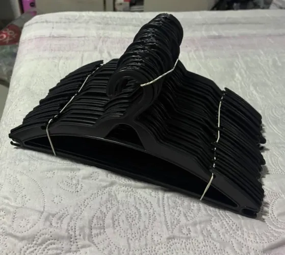 Vendo 50 cabides novos por