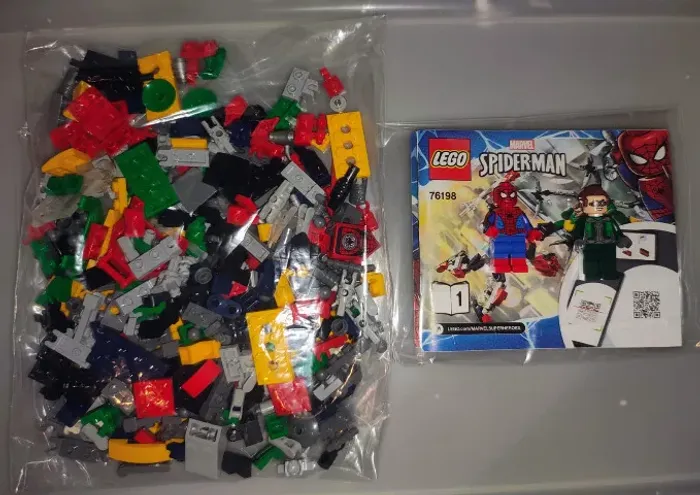 LEGO Marvel 76198 - Robôs Homem-Aranha e Doc Ock (100% Completo)