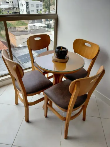Mesa de Madeira Redonda com Cadeiras