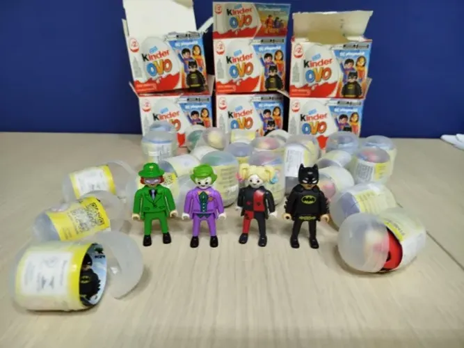 LOTE COM 28 FIGURAS - PLAYMOBIL - DC - KINDER OVO-NOVO
