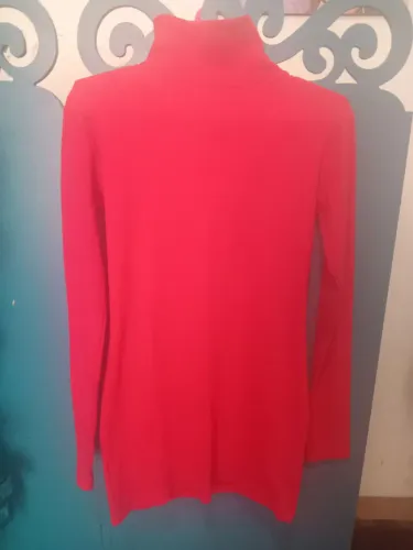 Blusa vermelha de malha canelada gola alta e manga longa