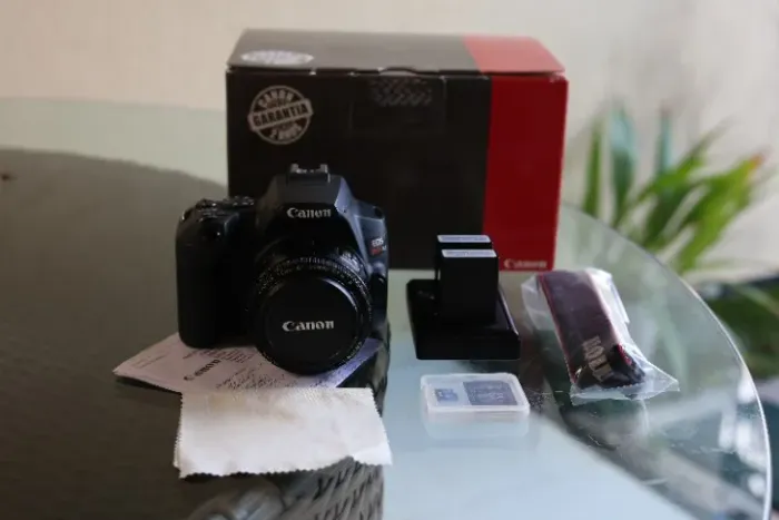 Canon SL3 + Lente 50mm 1.8 Canon + Cartão 32 GB + 2 Baterias