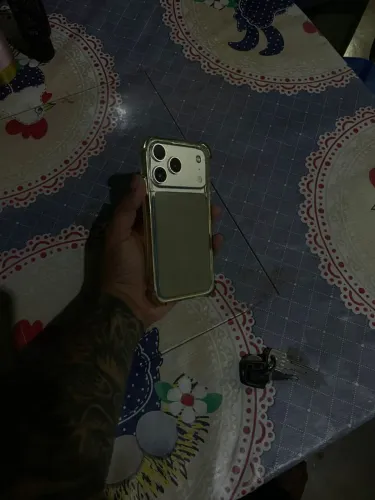 Iphone xr na carcaça do 17