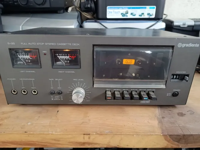 Vendo tape deck s-95 Gradiente, em perfeito estado, ligando tudo certinho. Leia o anúncio.