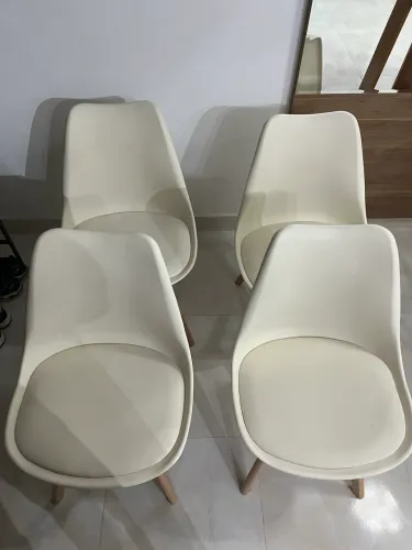 Conjunto com 4 cadeiras de jantar