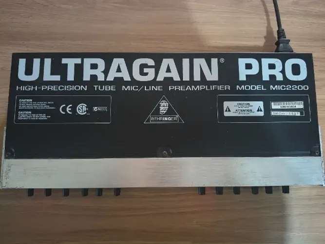 Pré-Amplificador Valvulado Behringer MIC2200