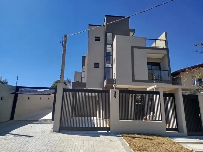 Sobrado para venda tem 151 metros quadrados com 3 quartos em Hauer - Curitiba - PR