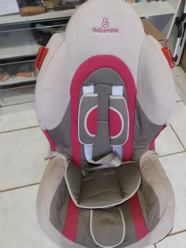 Cadeirinha para carro.