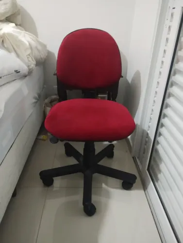 Cadeira para escritório giratória em ótimo estado. R$ 139,00.