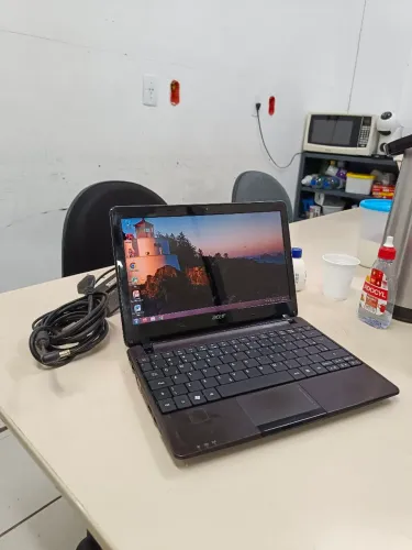 Netbook Acer com 4gb memória, teclado novo, bat ok, tela de 11", carregador original.
