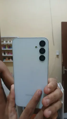 A15 com NFC 256 GB apenas com fio de cabelo .todo original semi novo troco em iPhone