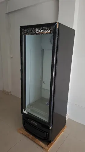VENDO EQUIPAMENTOS PARA RESTAURANTES (EXPOSITORES, ESTUFA, CENTRAL DE AR, JOGOS DE MESA)