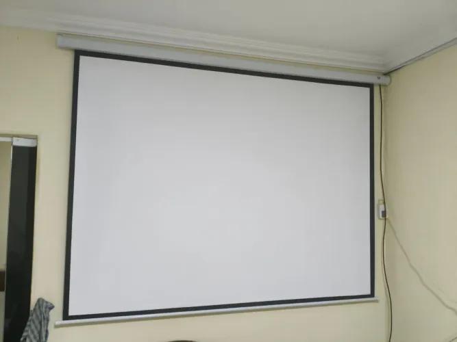 DataShow e tela retrátil automática
