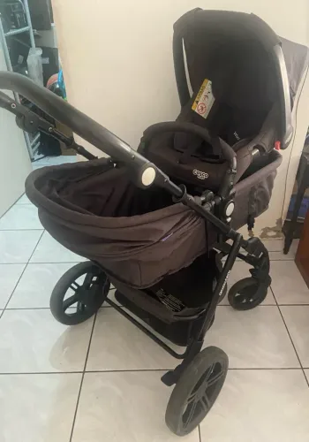 Carrinho Cosco Poppy Duo preto + Bebê conforto Cosco Wizz