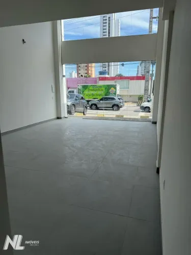 Loja em avenida movimentada com alto fluxo de clientes