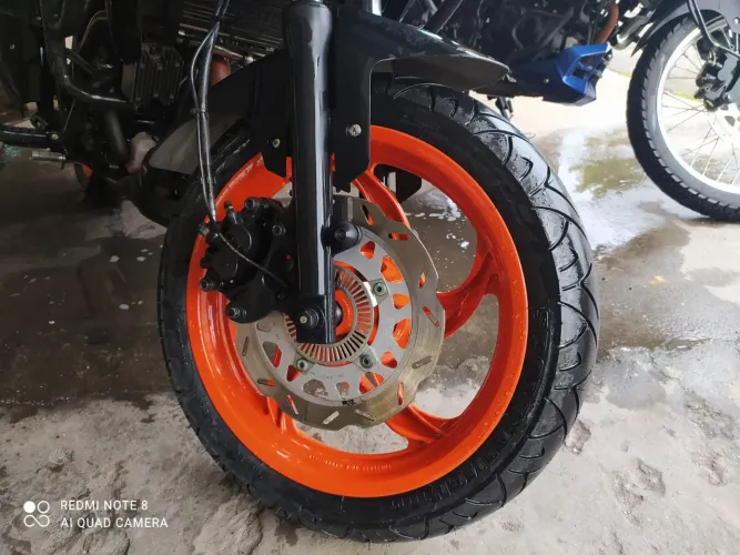 NH 300 ÚNICA COM RODAS 17 DE LIGA LEVE PRETO E LARANJA