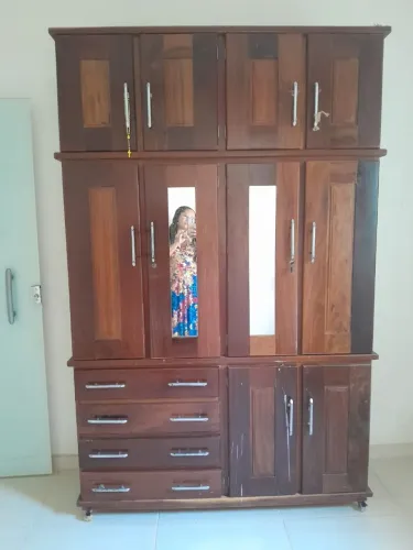 Vende-se guarda roupa e armario de madeira