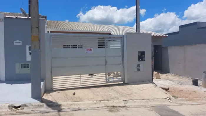 Casa com disponibilidade de financiamento a venda em Pinhalzinho-SP.