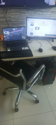 Estação de escritório: mesa,cadeira, notebook, tv, computador, mouse e teclado>.
