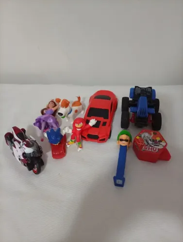 Lote Carrinhos e Bonecos