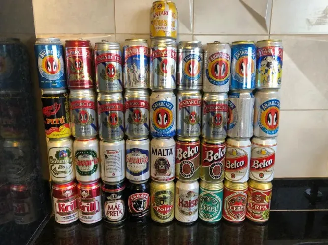 Coleção com 37 latinhas de cerveja antigas