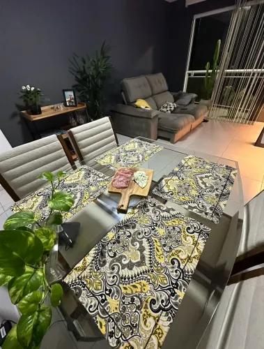 Mesa de blindex com madeira maciça