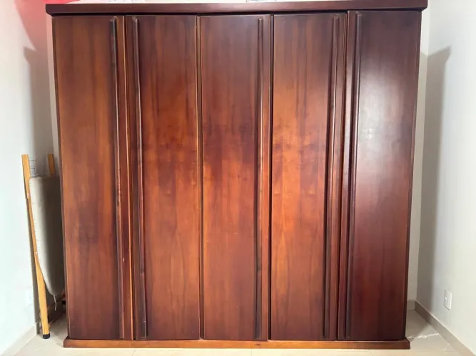 Guarda roupa de madeira