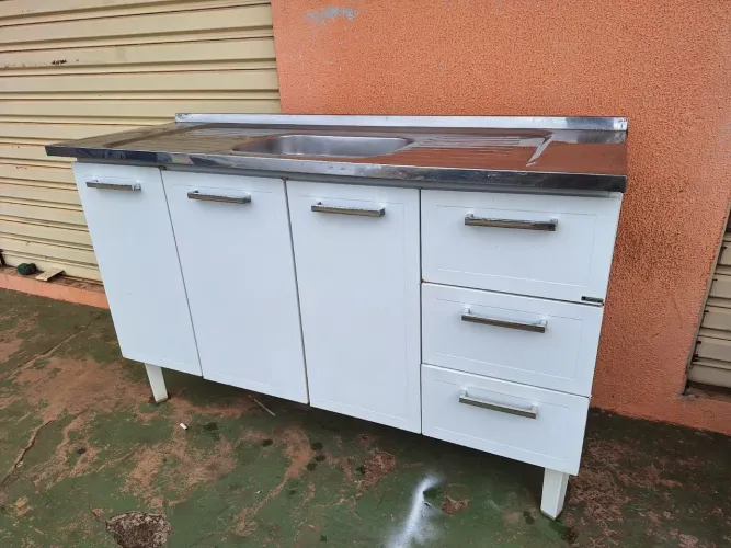 Balcão de aço com pia de inox de 1,50