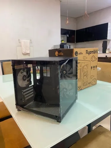 Gabinete NOVO C/3 fans instalado modelo cubo top, nunca usado