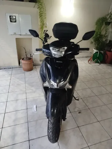 Vendo Honda sh 150 em ótimo estado chama q da negociação 