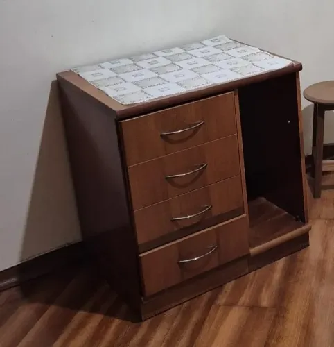 Mesa com gavetas para maquina de costura