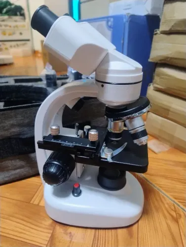 Microscópio óptico binocular