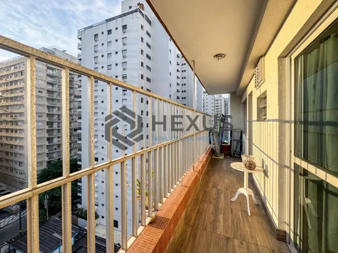 Apartamento com varanda a 2 quadras da praia nas Pitangueiras, Guarujá