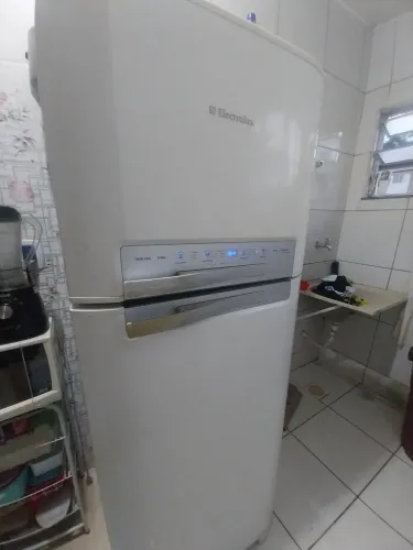 GELADEIRA E OUTROS MÓVEIS.