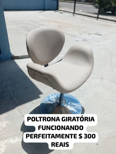 POLTRONA GIRATÓRIA FUNCIONANDO PERFEITAMENTE $ 300 REAIS ACEITO CARTÃO RETIRAR *