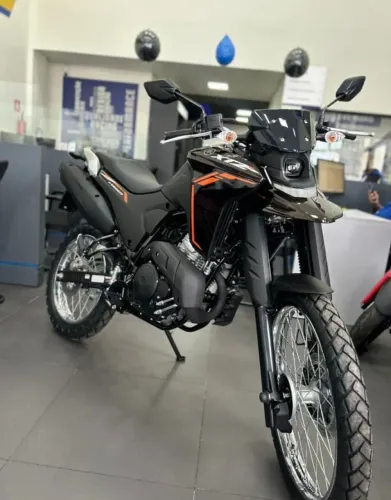 Yamaha XTZ 250 Lander Connected 2026 emplacada e capacete incluso