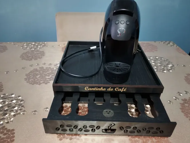 ? Cafeteira de Cápsulas 127V + Porta-Cápsulas em Madeira - nova