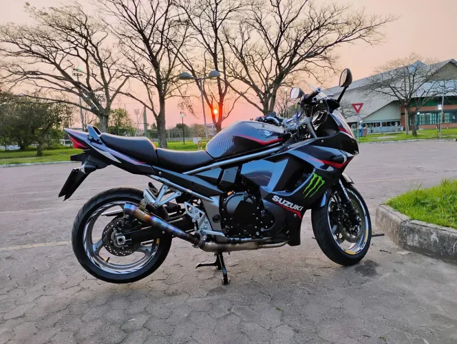 Ótima Suzuki GSX 1250-FA 