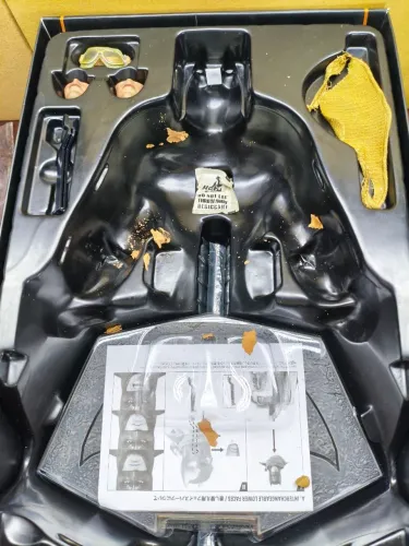 Batman Knightmare Hot Toys com casaco esfarelado