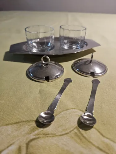 Bandeja com potes para servir molho ou geléia