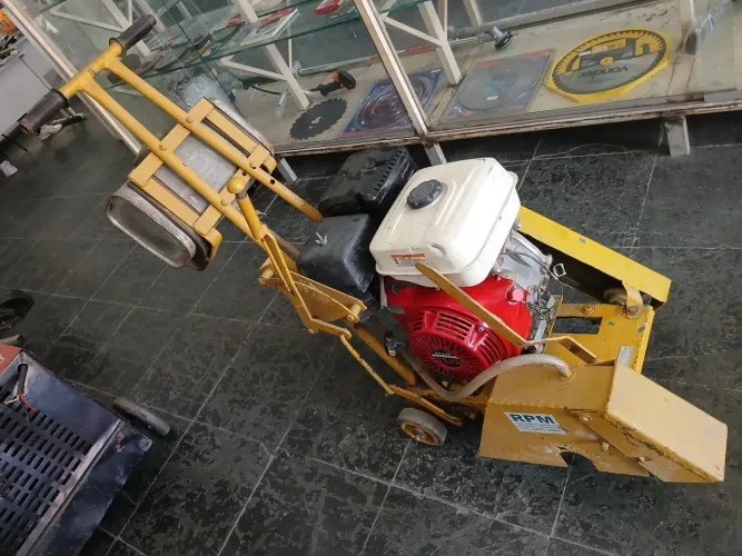Máquina Clipper com motor a gasolina Honda 11 HP Mecan usada. Máquina para cortar concreto
