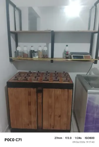 Balcão de açaí e prateleira