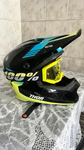 Capacete moto com óculos