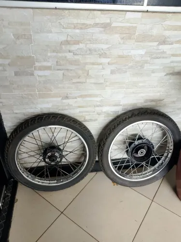 Vende-se Par de rodas completa com pneus Titan 150 2012 valor R$250