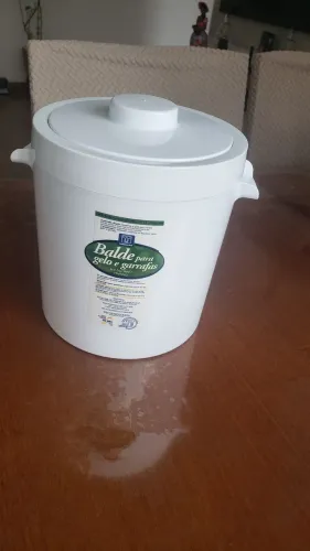Balde para gelo e garrafas da Termolar