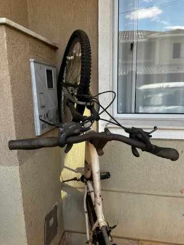 Vendo bicicleta 10 anos parada alguns defeitos e enferrujada para restaurar
